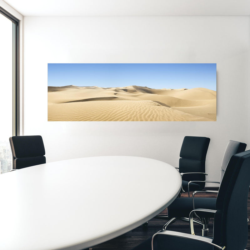 Office Poster  - Gold desert in einem Konferenzraum hinter weißem ovalem Tisch