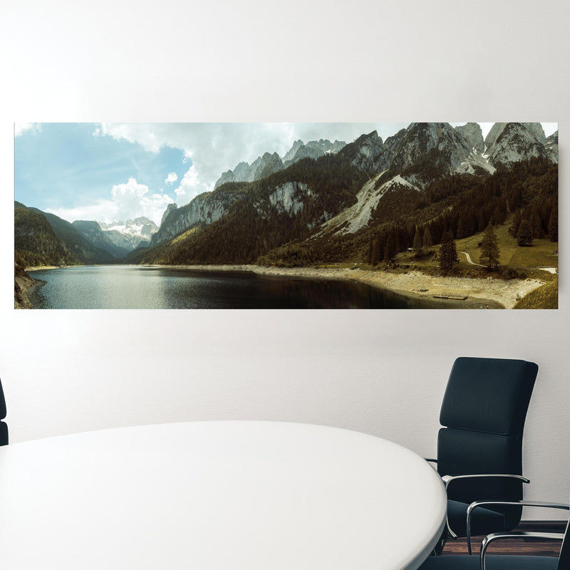 Office Poster  - Gosausee Panorama in einem Konferenzraum hinter weißem ovalem Tisch Zoom