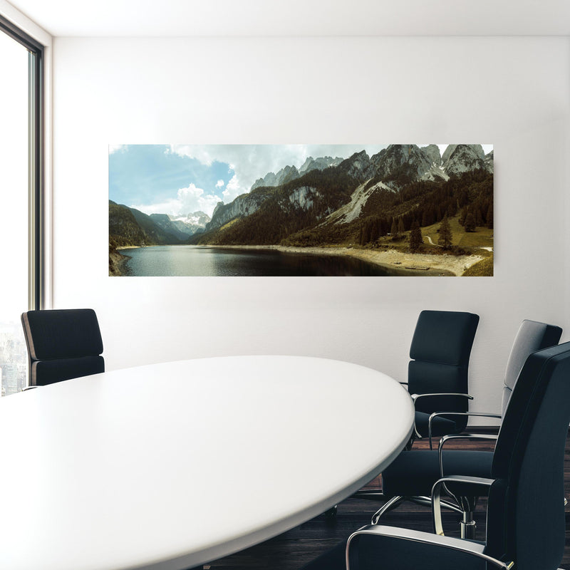 Office Poster  - Gosausee Panorama in einem Konferenzraum hinter weißem ovalem Tisch