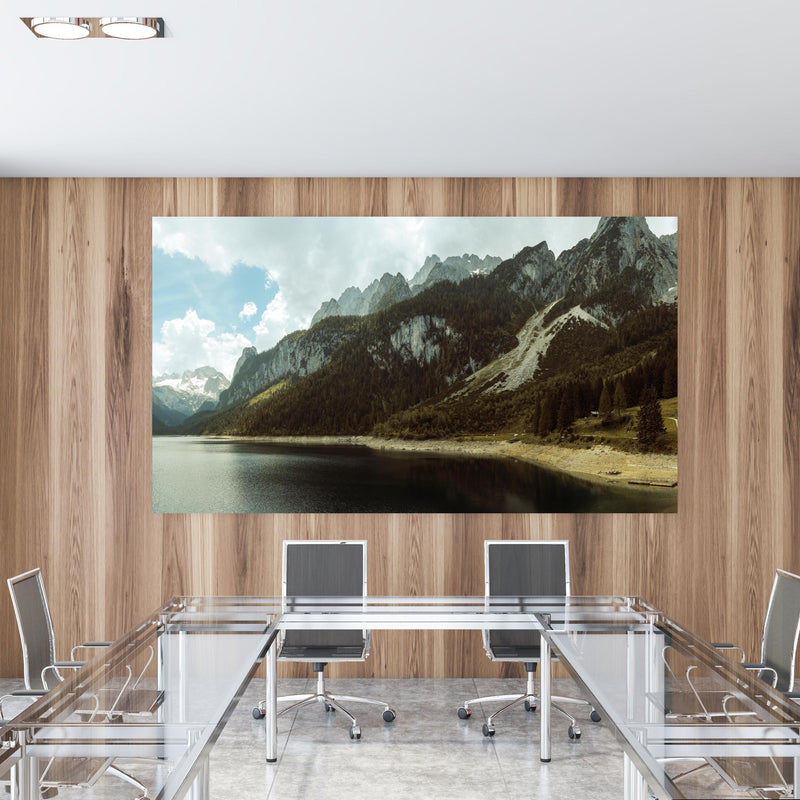 Office Poster  - Gosausee Panorama in einem Konferenzraum mit Glastisch und Holzwand