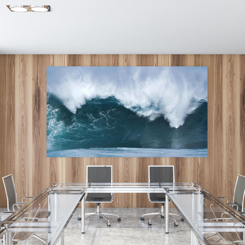 Office Poster  - Große Welle im Ozean in einem Konferenzraum mit Glastisch und Holzwand