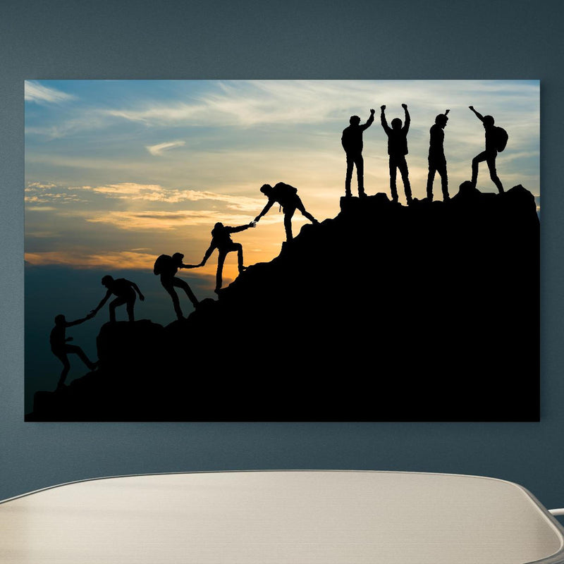 Office Poster  - Gruppe von Menschen auf dem Gipfel an blauer Wand in einem Besprechungsraum Zoom
