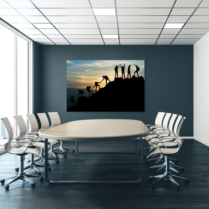 Office Poster  - Gruppe von Menschen auf dem Gipfel an blauer Wand in einem Besprechungsraum