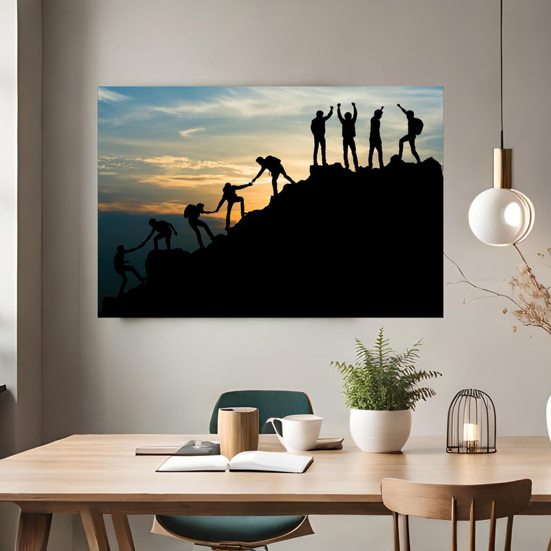 Office Poster  - Gruppe von Menschen auf dem Gipfel über klassischem Holztisch mit runder Vase - rechteckig