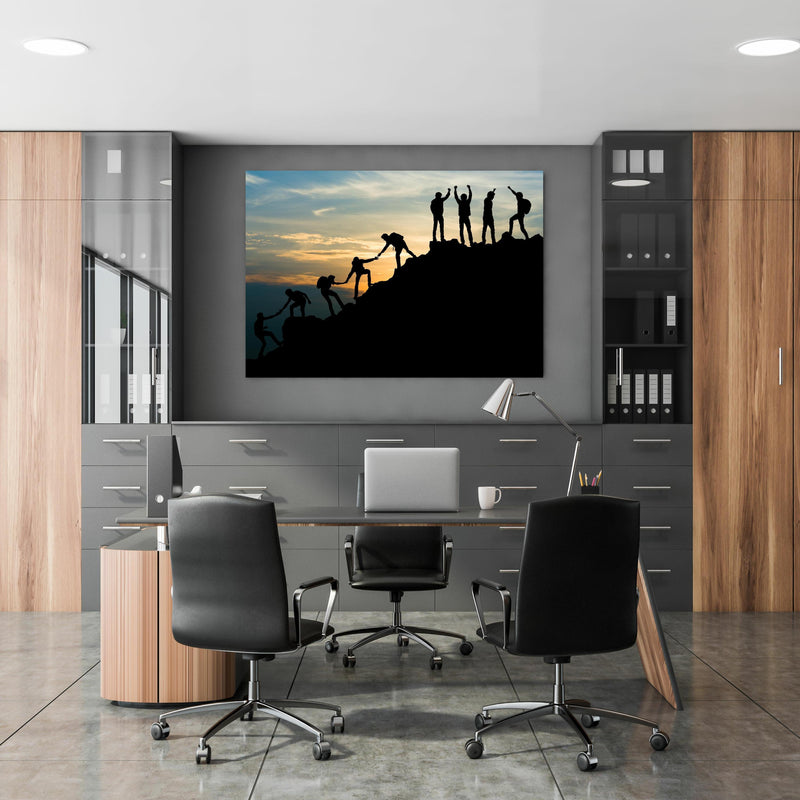 Office Poster  - Gruppe von Menschen auf dem Gipfel in klassischem Büroraum zwischen Holzschränken