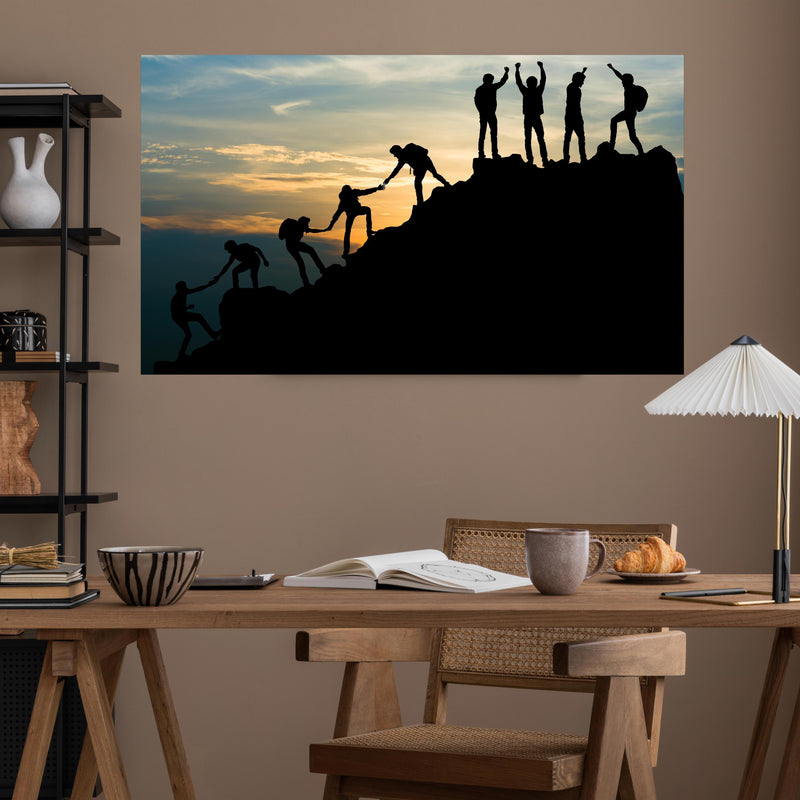 Office Poster  - Gruppe von Menschen auf dem Gipfel über poliertem Holztisch mit stilvoller Lampe - rechteckig