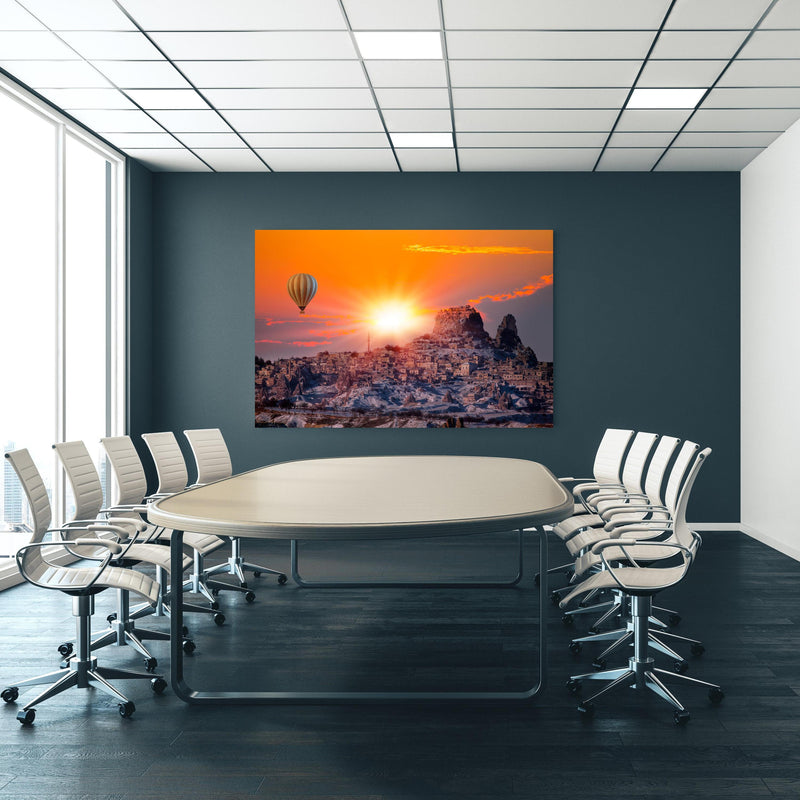 Office Poster  - Heißluftballon bei Abendstunden in Kappadokien  an blauer Wand in einem Besprechungsraum