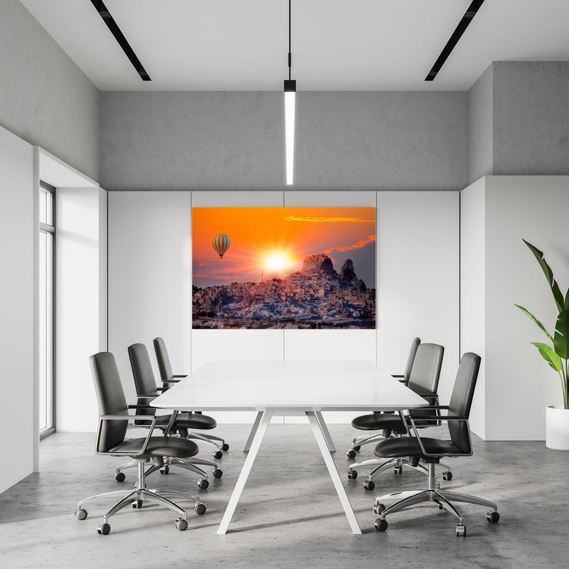 Office Poster  - Heißluftballon bei Abendstunden in Kappadokien  in einem Konferenzraum an weißer Wand hängend