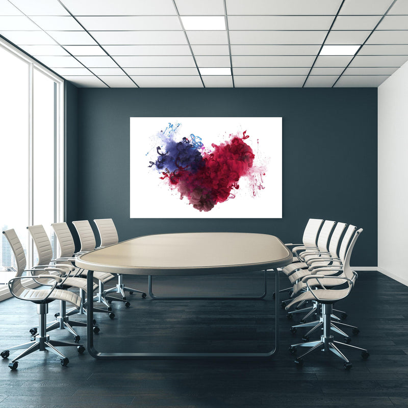 Office Poster  - Herz aus Acrylfarben in Wasser an blauer Wand in einem Besprechungsraum