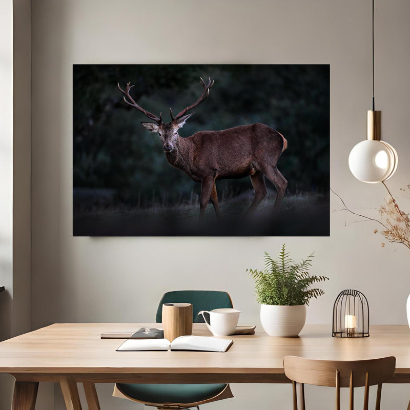 Office Poster  - Hirsche Gebirge Sierra de Andujar über klassischem Holztisch mit runder Vase - rechteckig