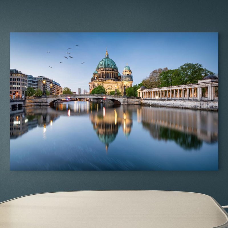 Office Poster  - Historischer Anblick Berliner Dom an blauer Wand in einem Besprechungsraum Zoom