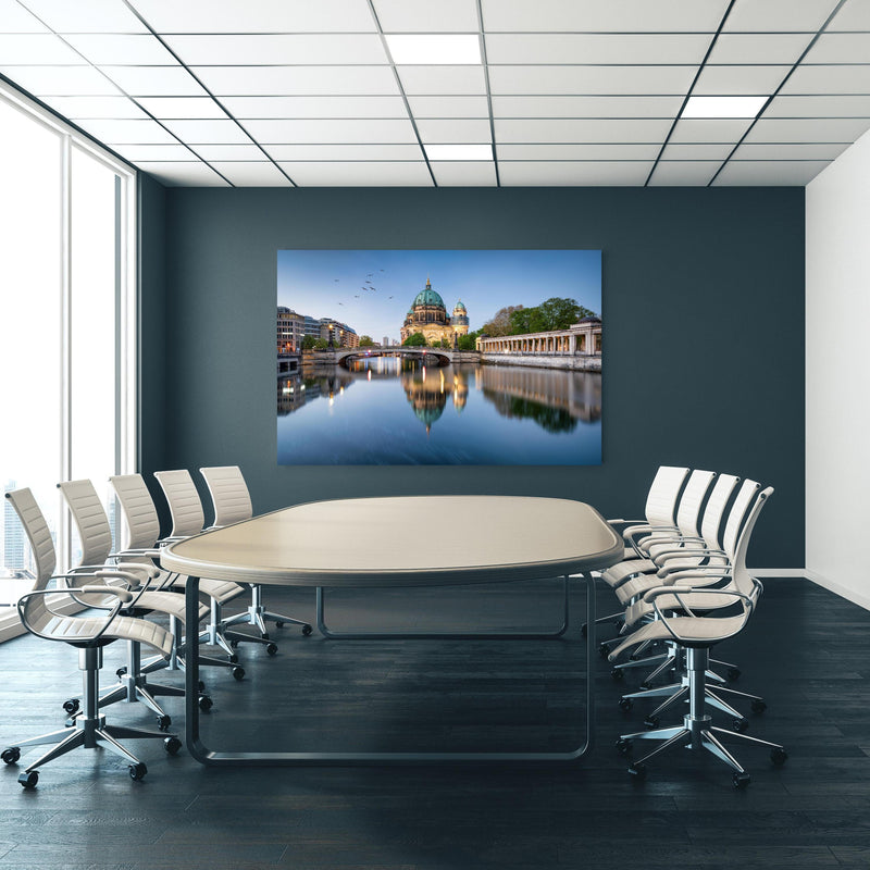 Office Poster  - Historischer Anblick Berliner Dom an blauer Wand in einem Besprechungsraum