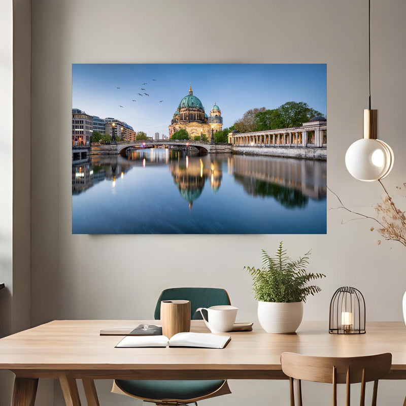 Office Poster  - Historischer Anblick Berliner Dom über klassischem Holztisch mit runder Vase - rechteckig