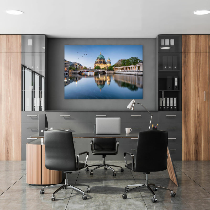 Office Poster  - Historischer Anblick Berliner Dom in klassischem Büroraum zwischen Holzschränken