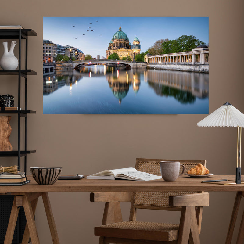 Office Poster  - Historischer Anblick Berliner Dom über poliertem Holztisch mit stilvoller Lampe - rechteckig