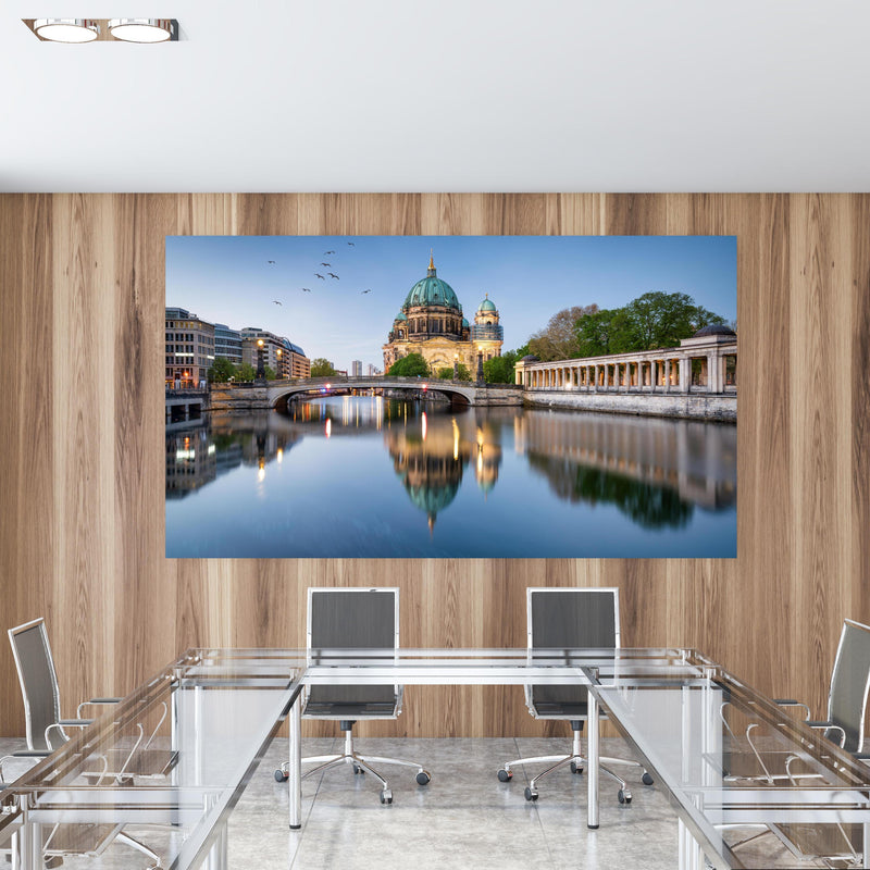 Office Poster  - Historischer Anblick Berliner Dom in einem Konferenzraum mit Glastisch und Holzwand