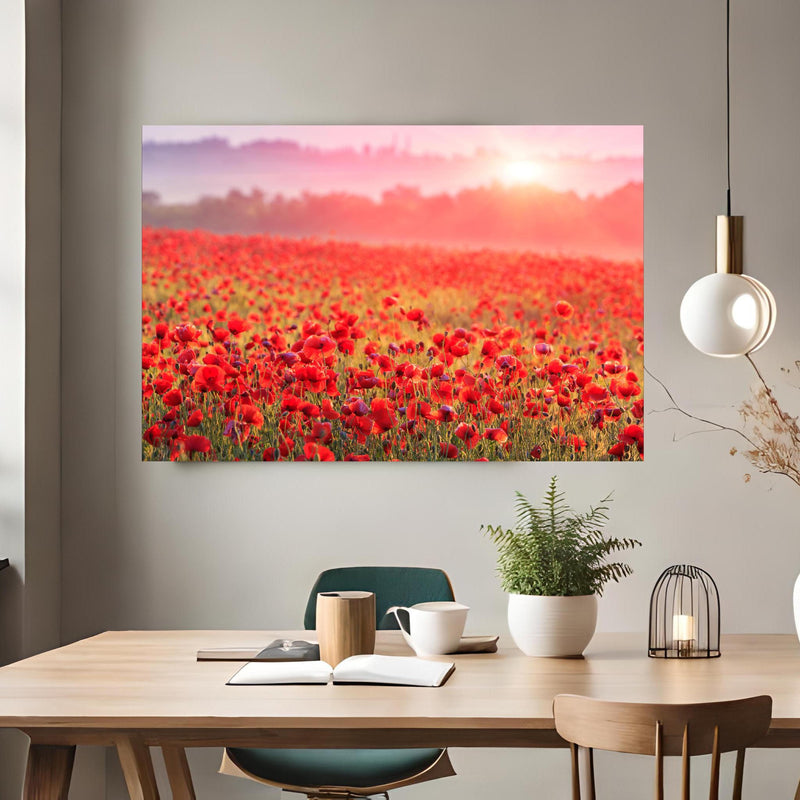 Office Poster  - Idyllisches Mohnfeld bei Sonnenuntergang über klassischem Holztisch mit runder Vase - rechteckig