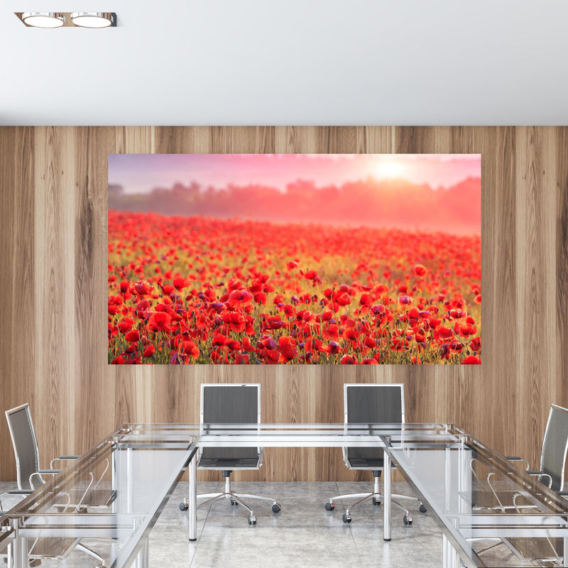 Office Poster  - Idyllisches Mohnfeld bei Sonnenuntergang in einem Konferenzraum mit Glastisch und Holzwand