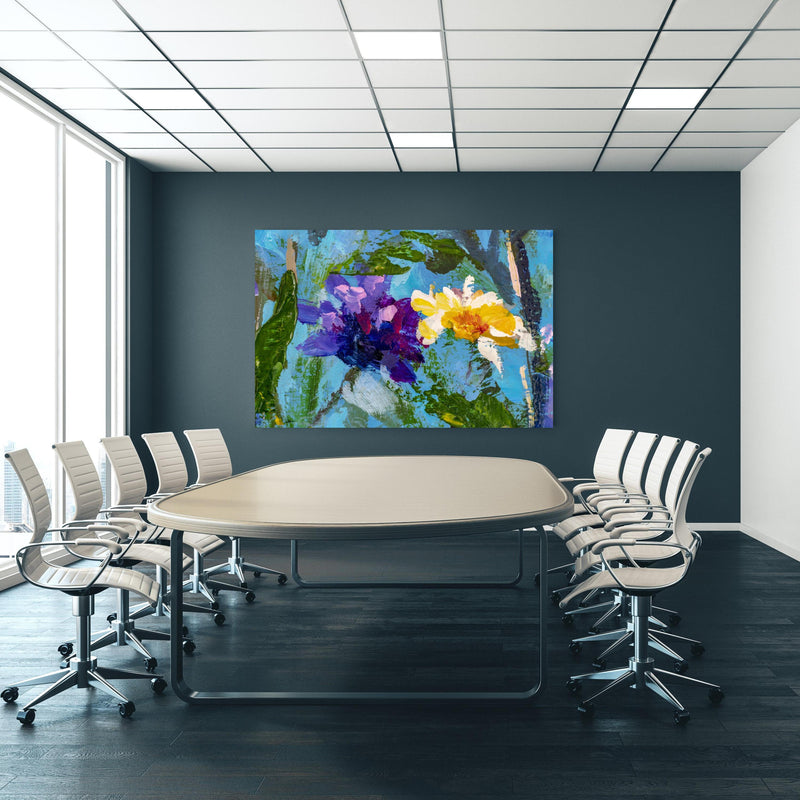 Office Poster  - Impressionistisches Blumen Gemälde an blauer Wand in einem Besprechungsraum