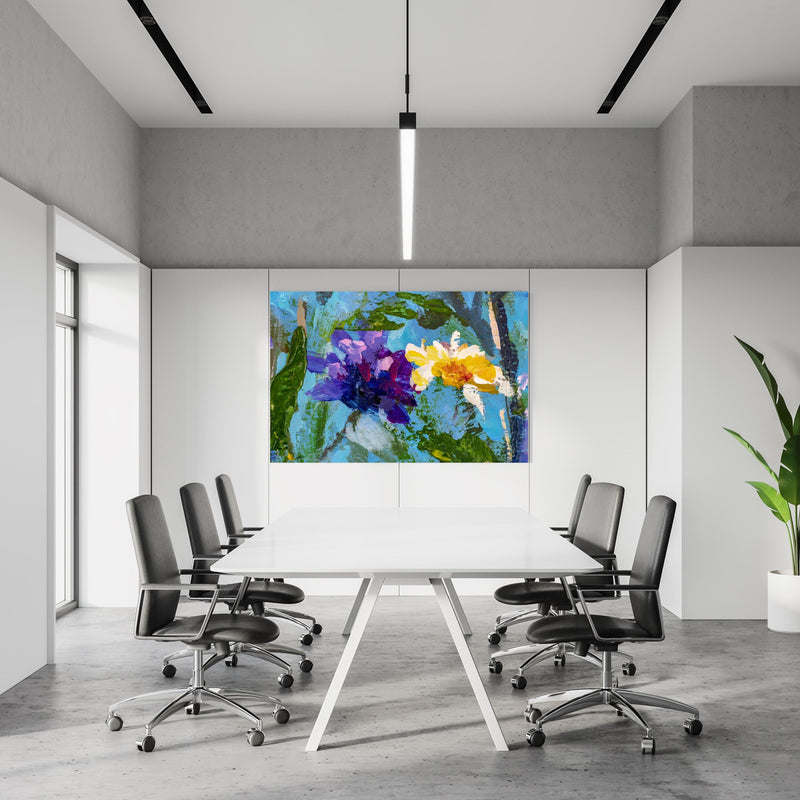 Office Poster  - Impressionistisches Blumen Gemälde in einem Konferenzraum an weißer Wand hängend