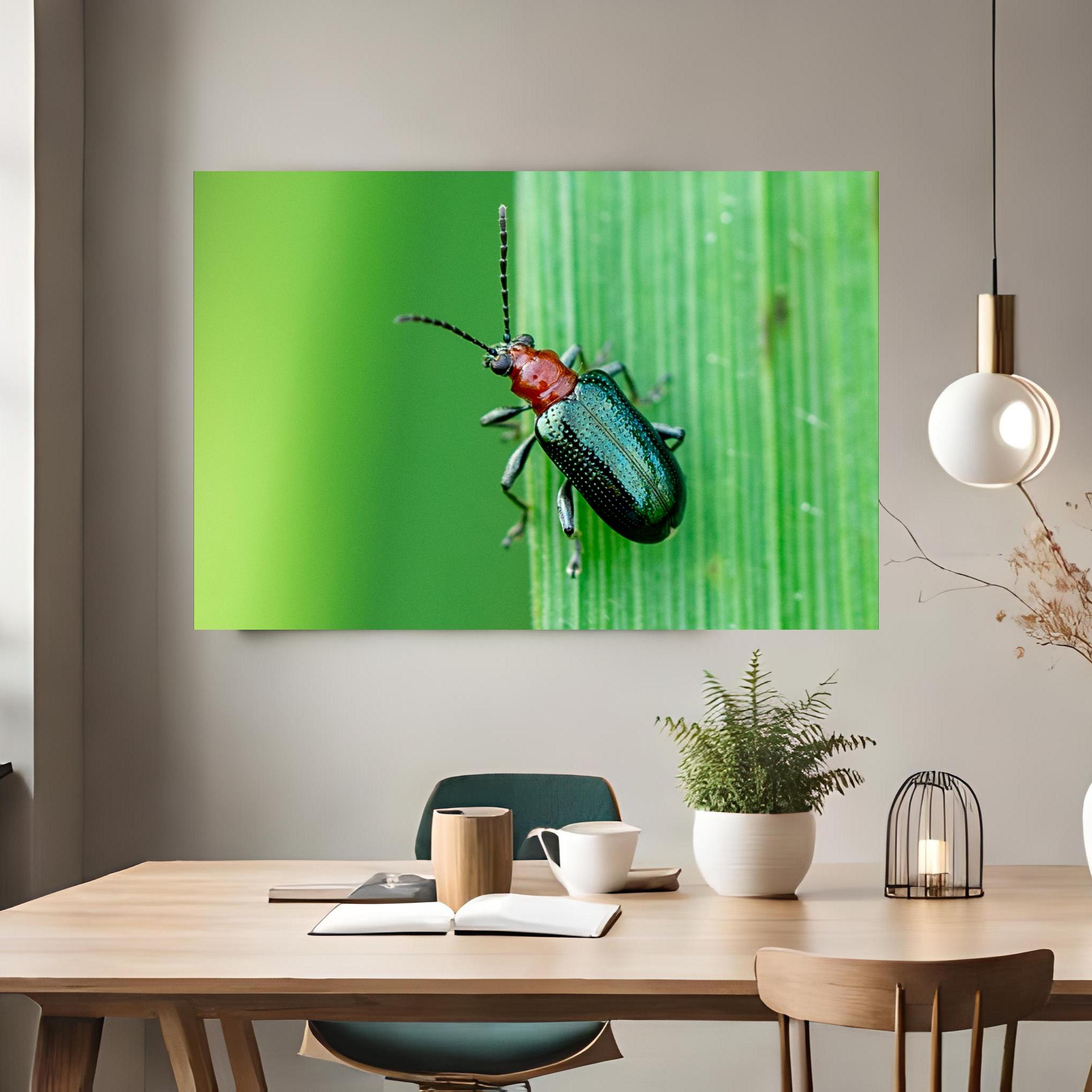 Office Poster  - Käfer auf Blatt über klassischem Holztisch mit runder Vase - rechteckig