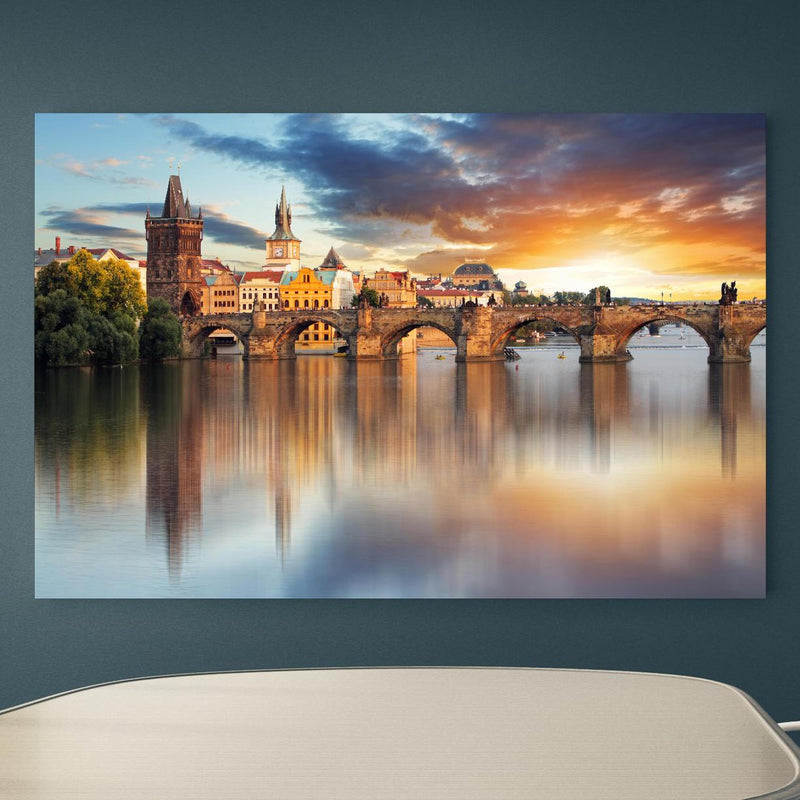 Office Poster  - Karlsbrücke in Prag bei Sonnenuntergang an blauer Wand in einem Besprechungsraum Zoom