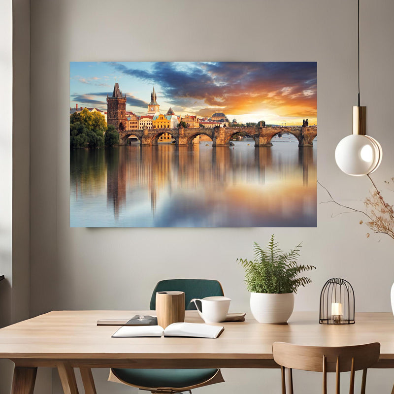 Office Poster  - Karlsbrücke in Prag bei Sonnenuntergang über klassischem Holztisch mit runder Vase - rechteckig