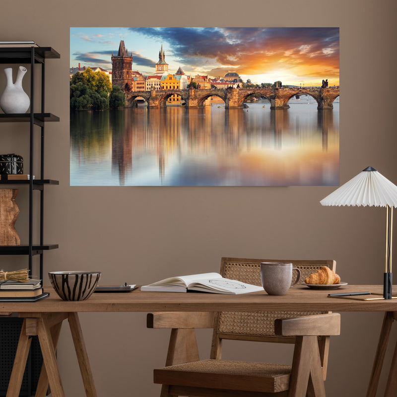 Office Poster  - Karlsbrücke in Prag bei Sonnenuntergang über poliertem Holztisch mit stilvoller Lampe - rechteckig