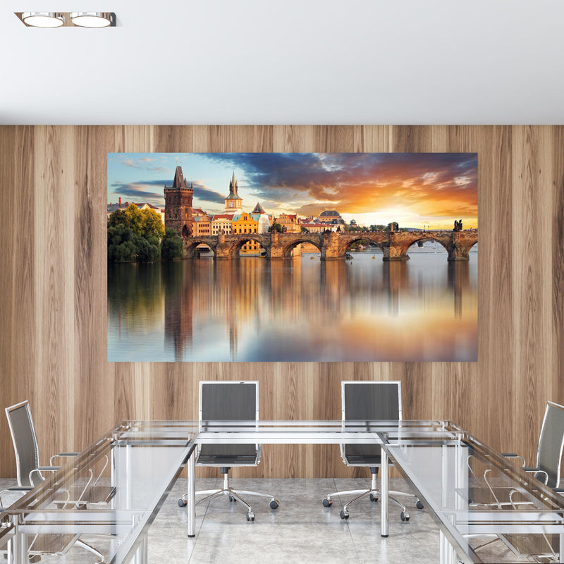 Office Poster  - Karlsbrücke in Prag bei Sonnenuntergang in einem Konferenzraum mit Glastisch und Holzwand