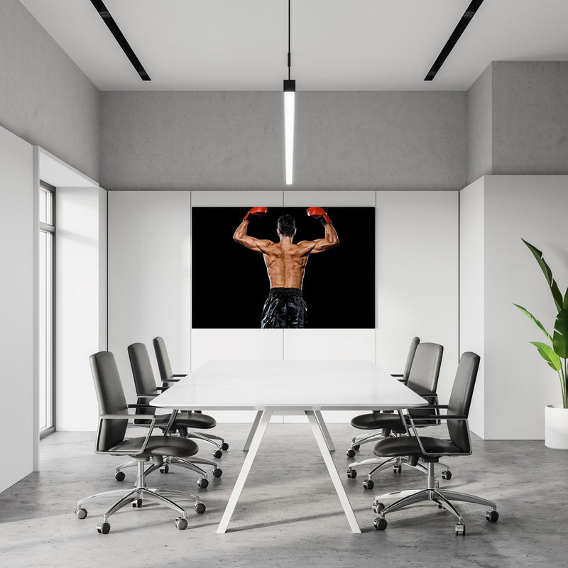 Office Poster  - Kaukasischer Boxer auf schwarzem Hintergrund in einem Konferenzraum an weißer Wand hängend