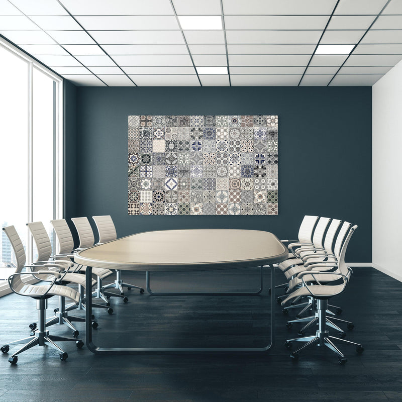 Office Poster  - Keramik-Patchwork im arabischen Stil an blauer Wand in einem Besprechungsraum