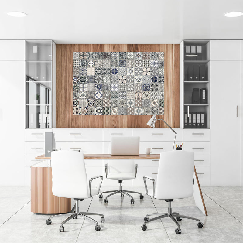 Office Poster  - Keramik-Patchwork im arabischen Stil an einer Holzwand hängend im Büroraum
Office Poster  - Keramik-Patchwork im arabischen Stil an einer Holzwand hängend im Büroraum