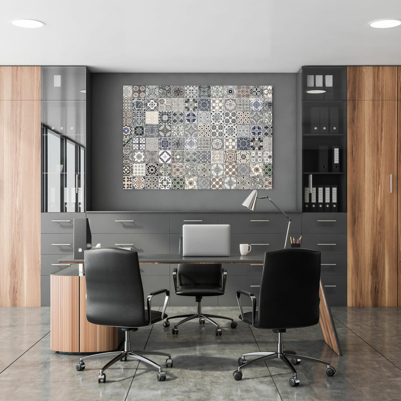 Office Poster  - Keramik-Patchwork im arabischen Stil in klassischem Büroraum zwischen Holzschränken