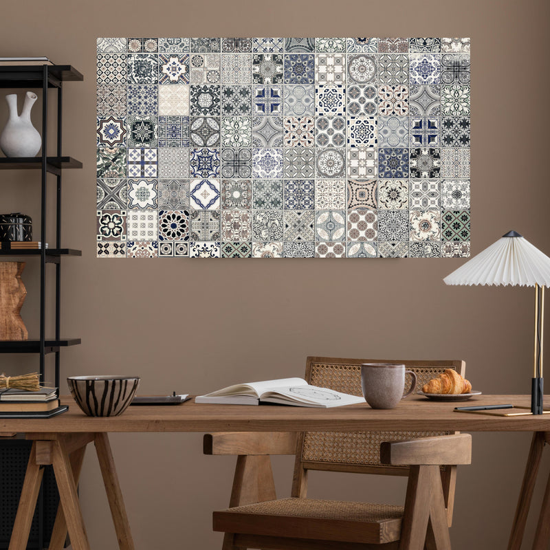 Office Poster  - Keramik-Patchwork im arabischen Stil über poliertem Holztisch mit stilvoller Lampe - rechteckig