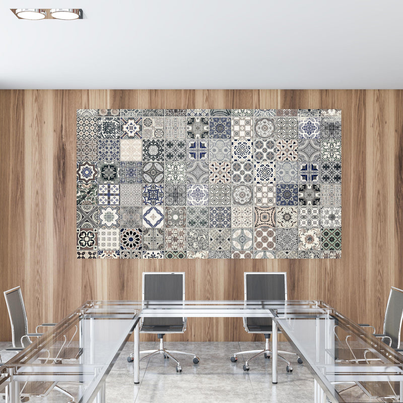 Office Poster  - Keramik-Patchwork im arabischen Stil in einem Konferenzraum mit Glastisch und Holzwand