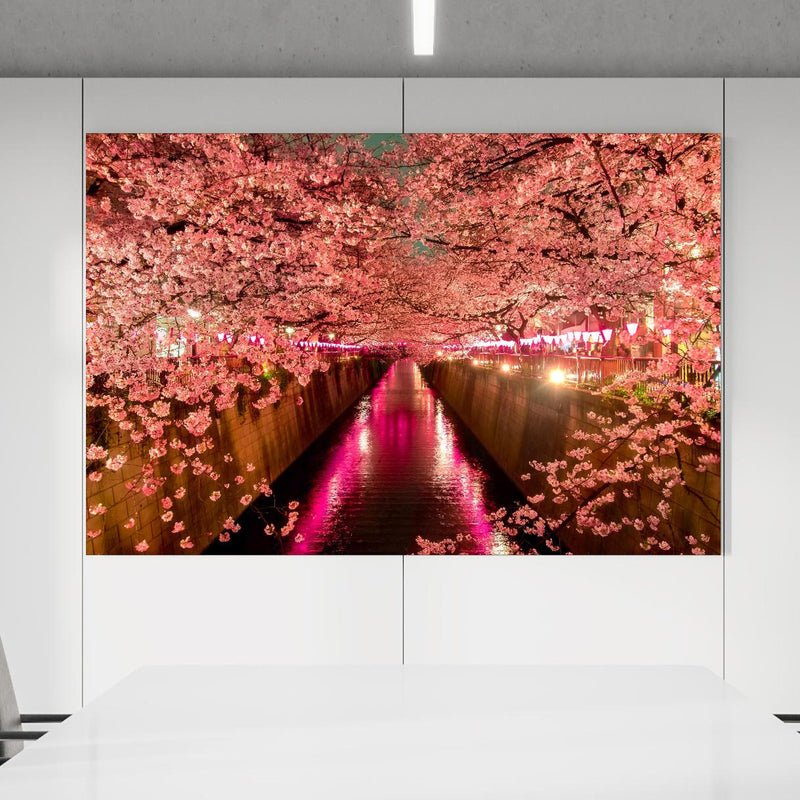 Office Poster  - Kirschblüten bei Nacht in Tokio in einem Konferenzraum an weißer Wand hängend Zoom