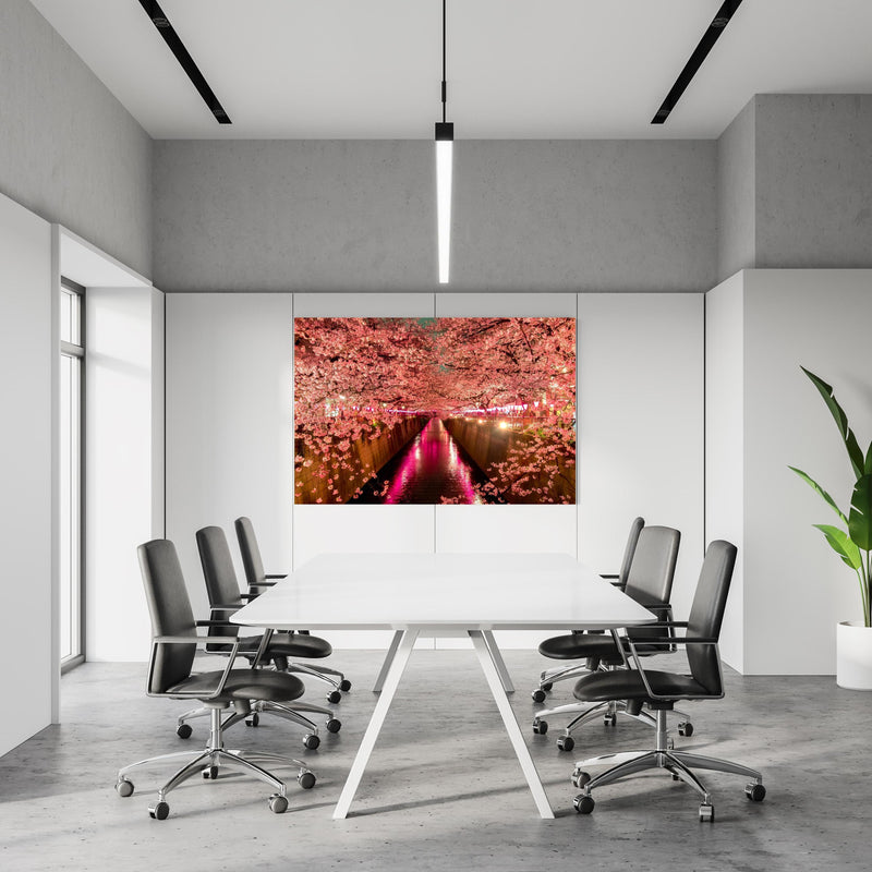 Office Poster  - Kirschblüten bei Nacht in Tokio in einem Konferenzraum an weißer Wand hängend