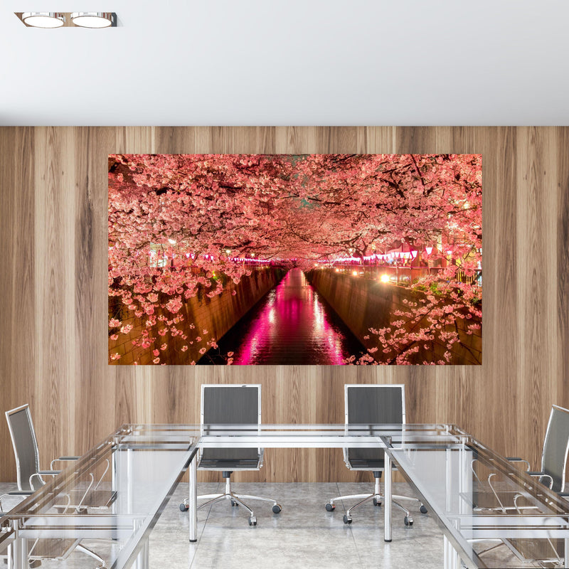 Office Poster  - Kirschblüten bei Nacht in Tokio in einem Konferenzraum mit Glastisch und Holzwand