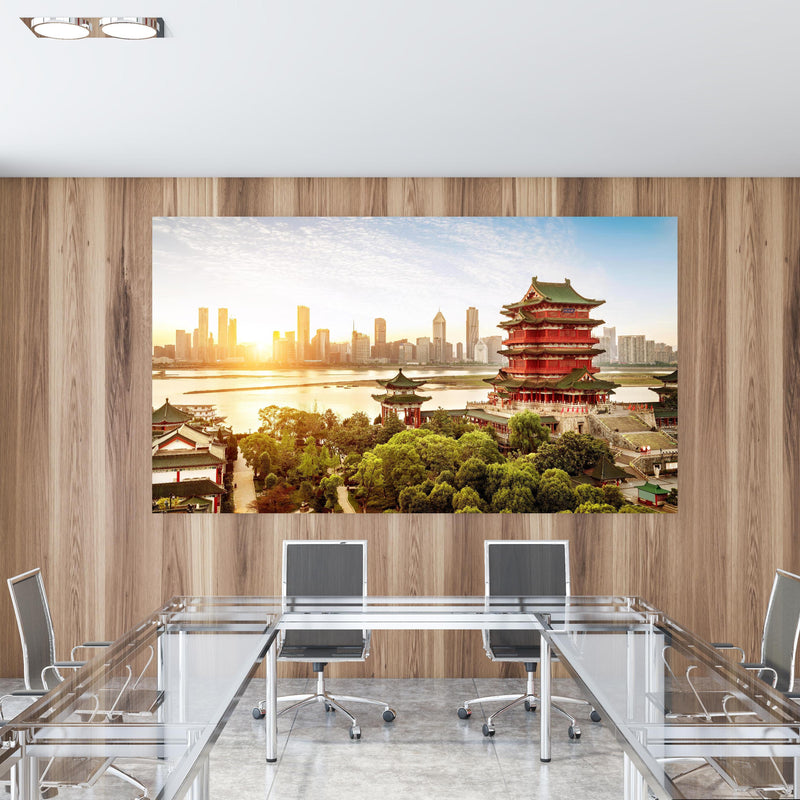 Office Poster  - Klassische chinesische Architektur in einem Konferenzraum mit Glastisch und Holzwand