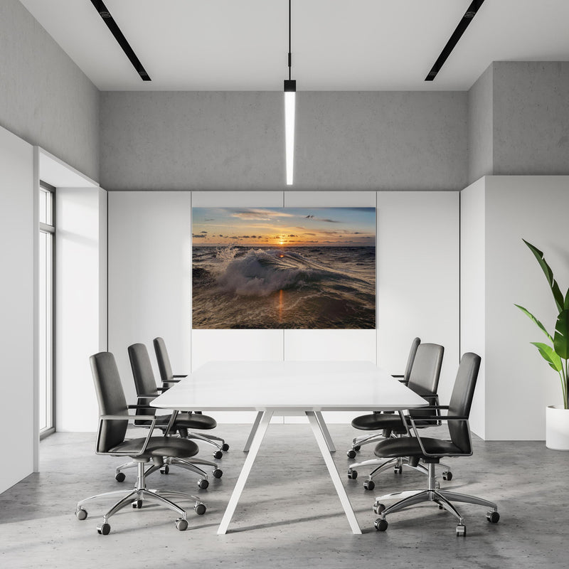 Office Poster  - Kleine Windwelle bei Sonnenuntergang in einem Konferenzraum an weißer Wand hängend