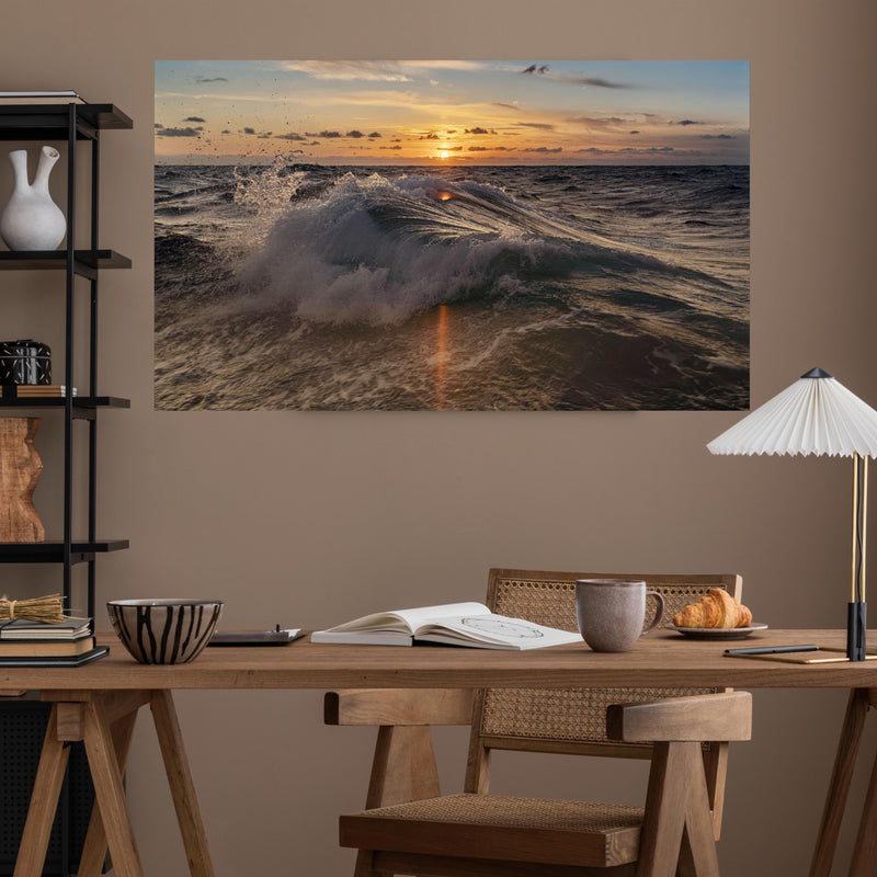 Office Poster  - Kleine Windwelle bei Sonnenuntergang über poliertem Holztisch mit stilvoller Lampe - rechteckig