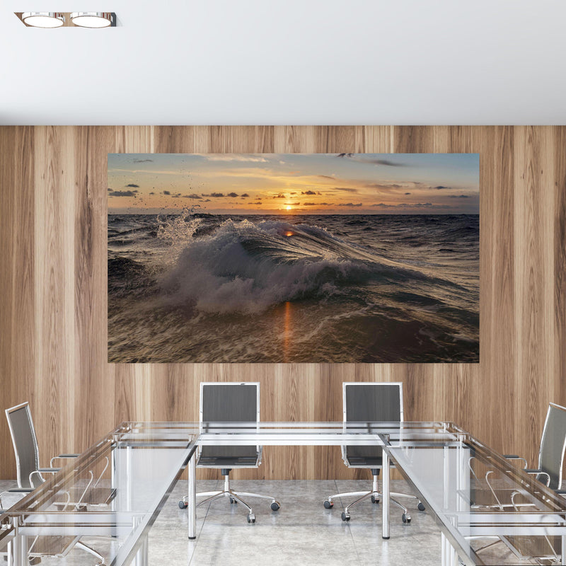 Office Poster  - Kleine Windwelle bei Sonnenuntergang in einem Konferenzraum mit Glastisch und Holzwand