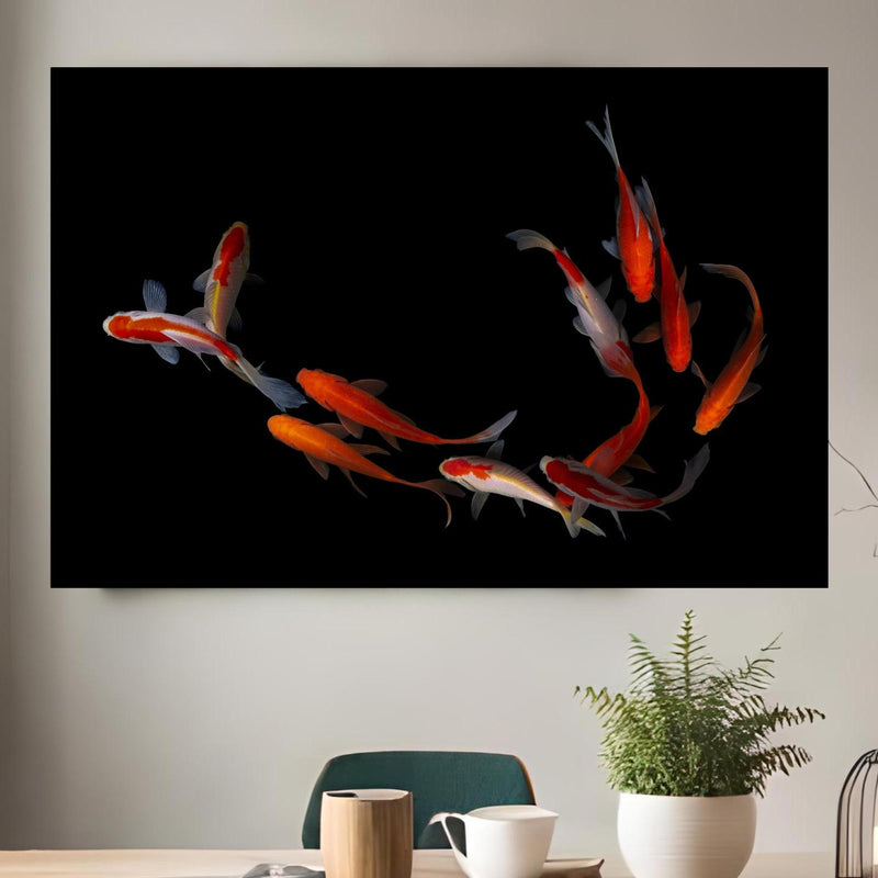 Office Poster  - Koi Fische auf schwarzem Hintergrund über klassischem Holztisch mit runder Vase - rechteckig Zoom