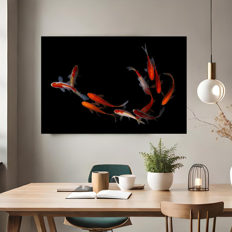 Office Poster  - Koi Fische auf schwarzem Hintergrund über klassischem Holztisch mit runder Vase - rechteckig