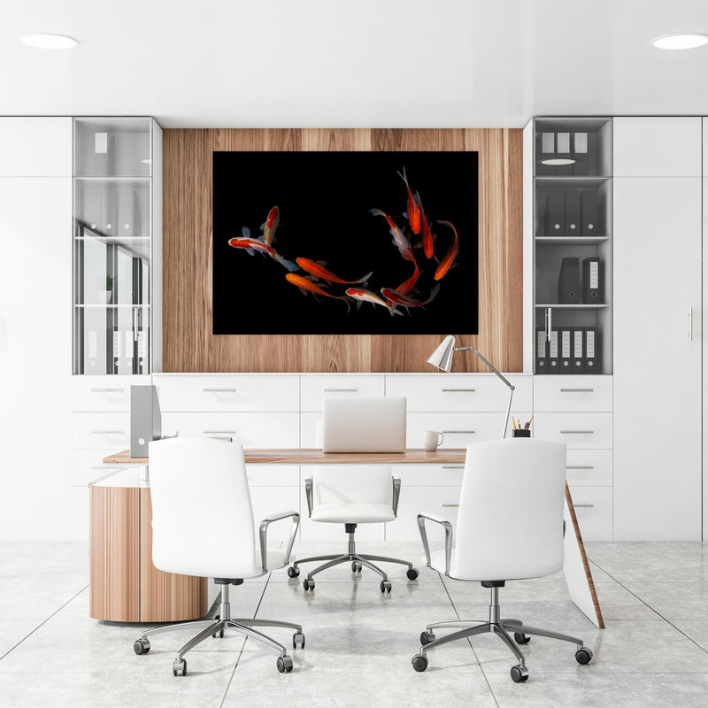 Office Poster  - Koi Fische auf schwarzem Hintergrund an einer Holzwand hängend im Büroraum
Office Poster  - Koi Fische auf schwarzem Hintergrund an einer Holzwand hängend im Büroraum