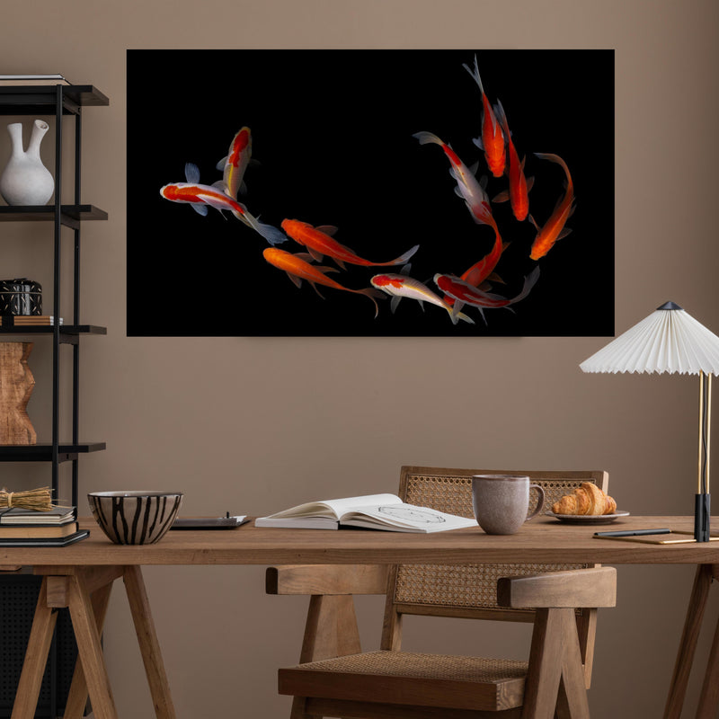 Office Poster  - Koi Fische auf schwarzem Hintergrund über poliertem Holztisch mit stilvoller Lampe - rechteckig