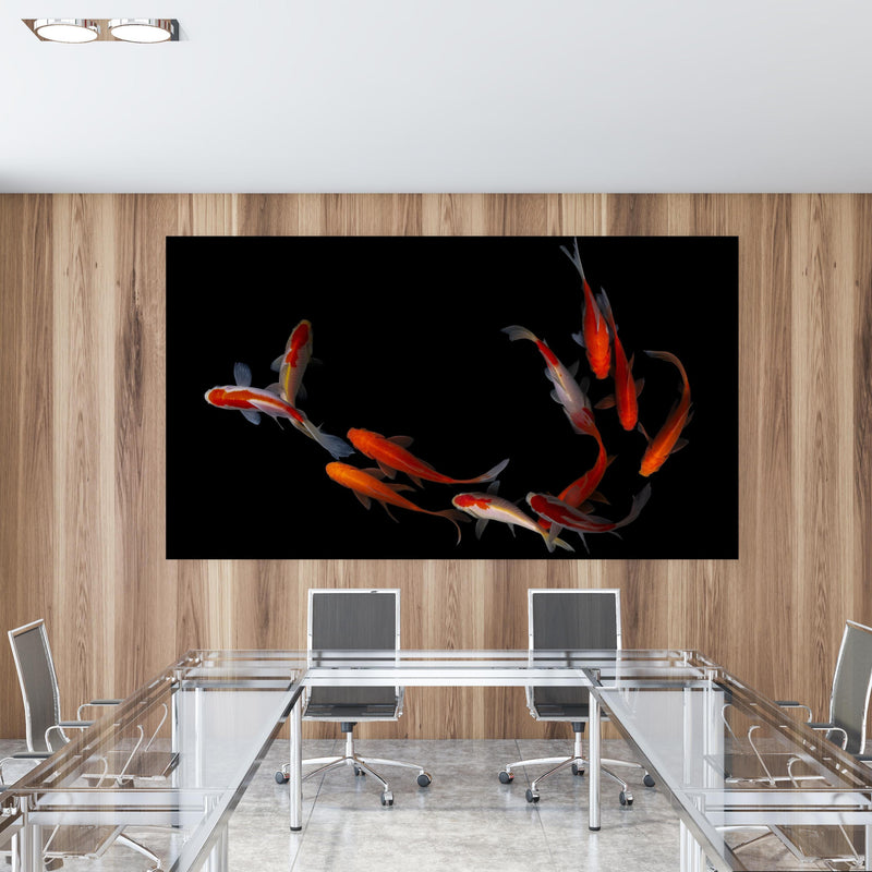 Office Poster  - Koi Fische auf schwarzem Hintergrund in einem Konferenzraum mit Glastisch und Holzwand