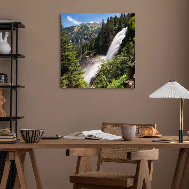 Office Poster  - Krimmler Wasserfall über poliertem Holztisch mit stilvoller Lampe - quadratisch