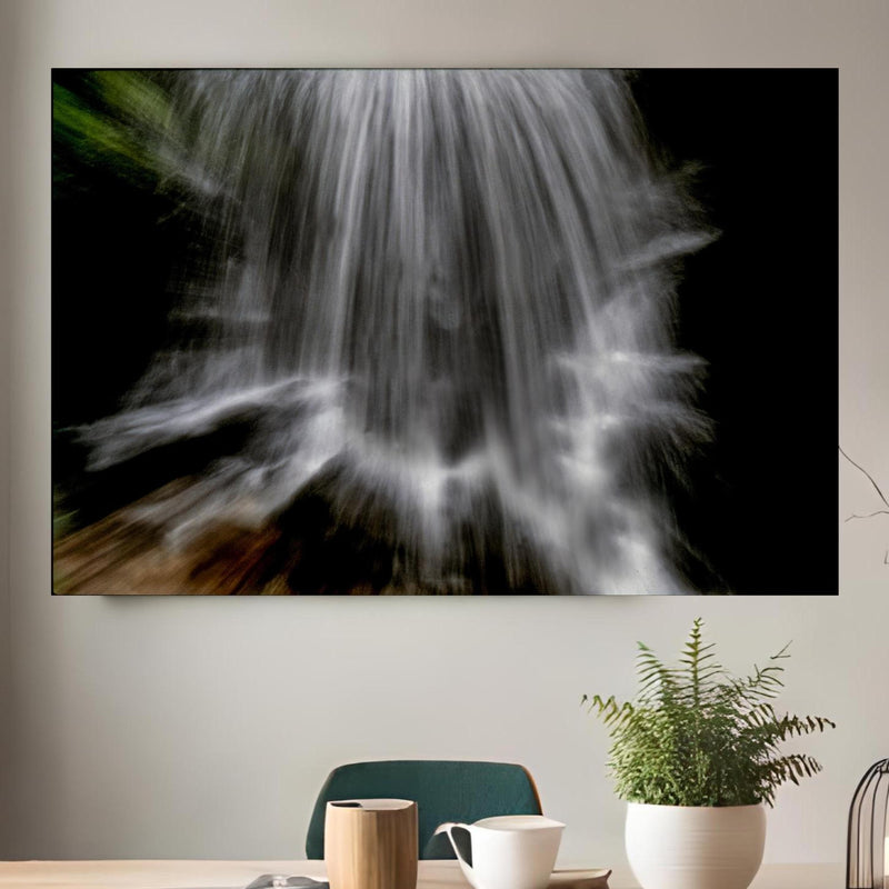 Office Poster  - Kunstvoller Wasserfall über klassischem Holztisch mit runder Vase - rechteckig Zoom