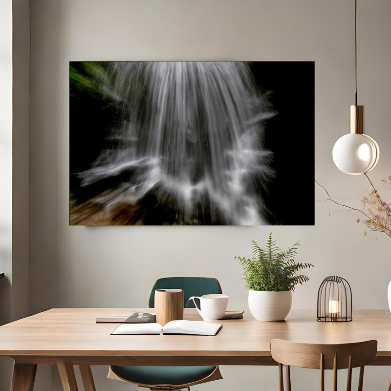 Office Poster  - Kunstvoller Wasserfall über klassischem Holztisch mit runder Vase - rechteckig